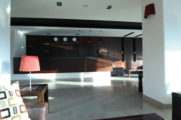 โฮเต็ล คิวบิกซ์ Hotel บราชอฟ ภายนอก รูปภาพ