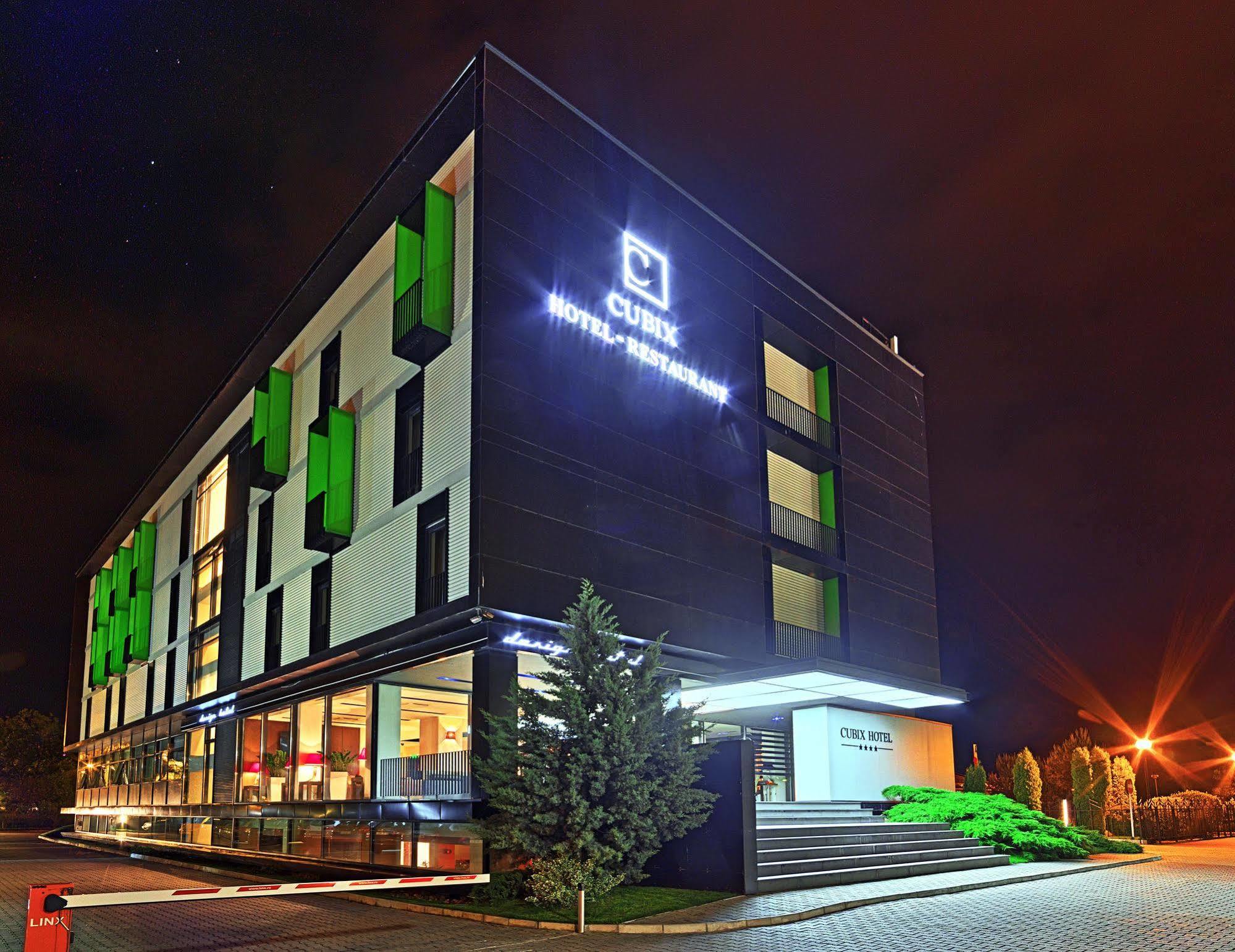 โฮเต็ล คิวบิกซ์ Hotel บราชอฟ ภายนอก รูปภาพ