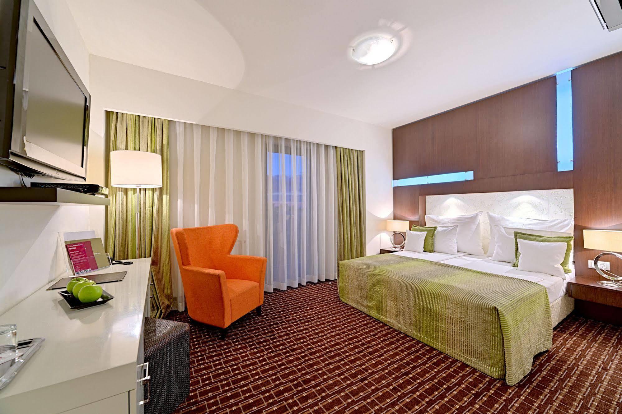 โฮเต็ล คิวบิกซ์ Hotel บราชอฟ ภายนอก รูปภาพ